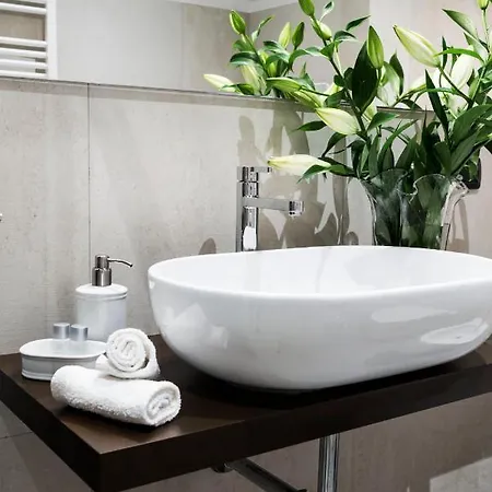 Via Valverde 4 * Verona